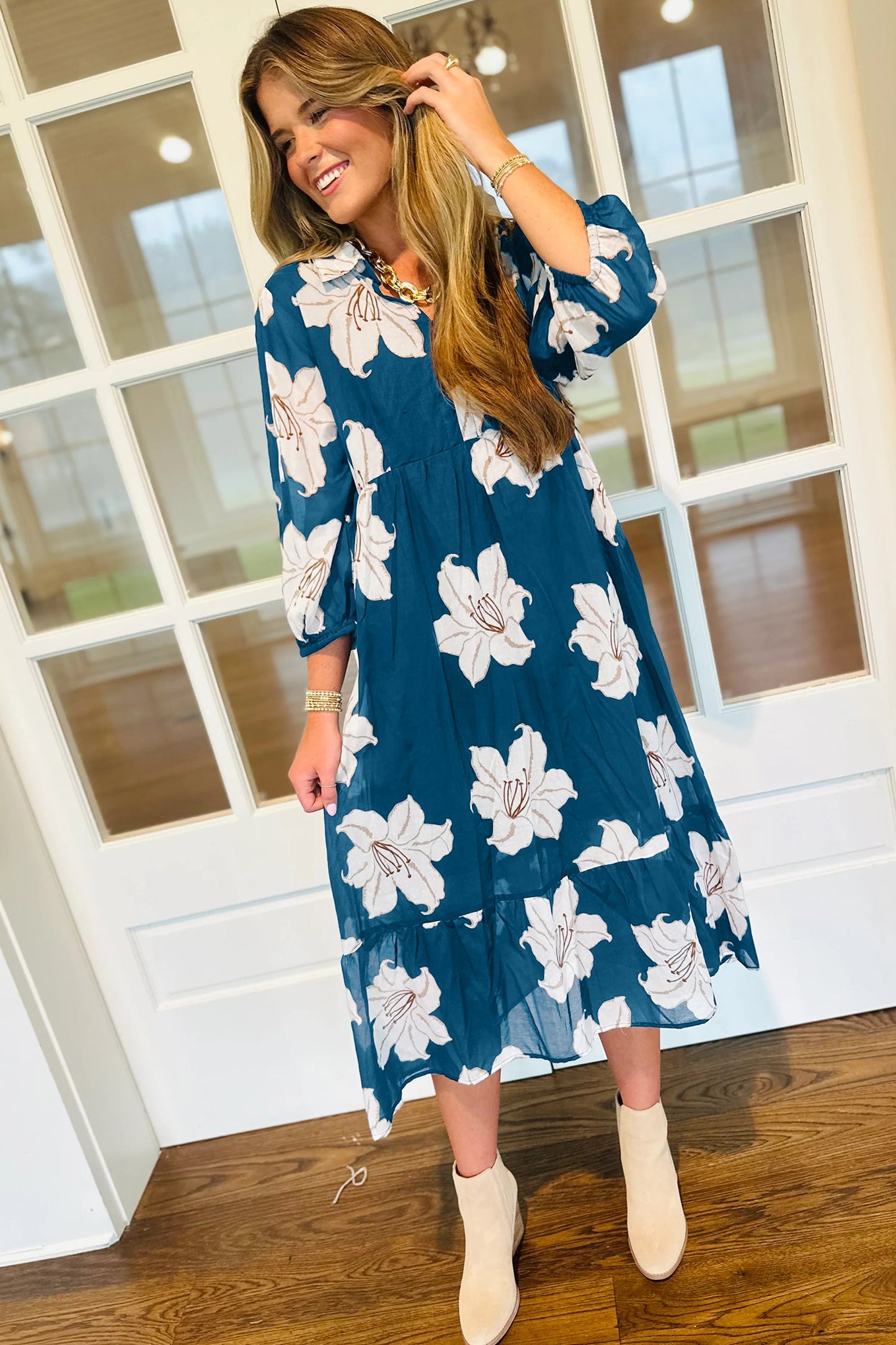 Vestido midi holgado de manga 3/4 con cuello camisero y escote de pico, estampado floral azul