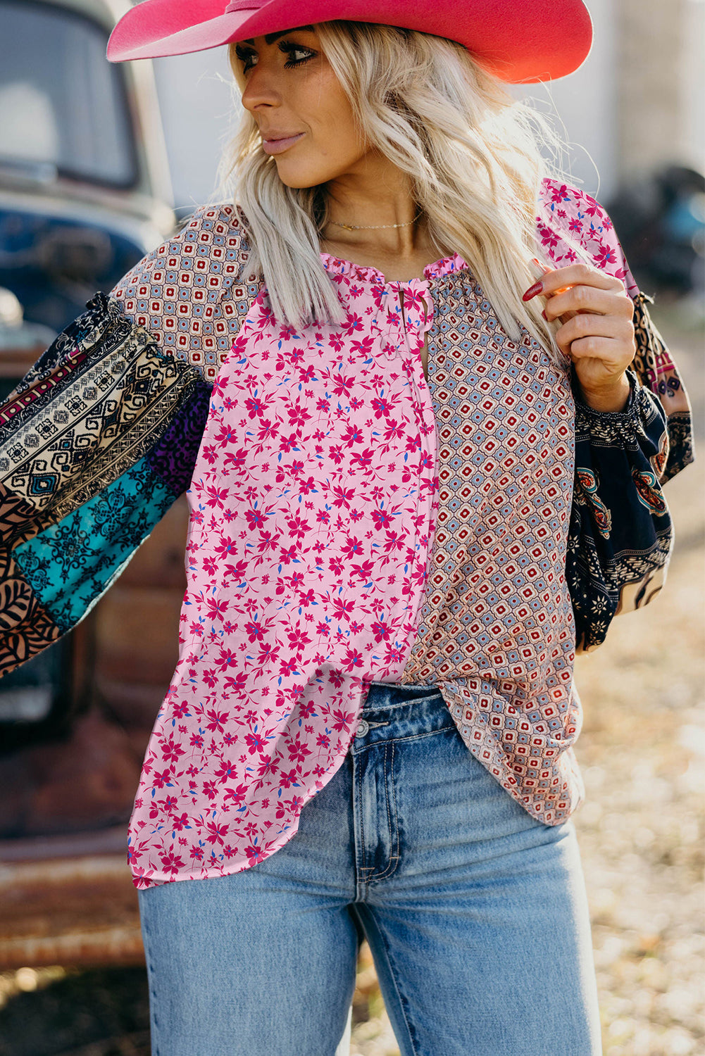 Blusa rosa estilo bohemio con retales florales mixtos, hombros caídos y mangas abullonadas