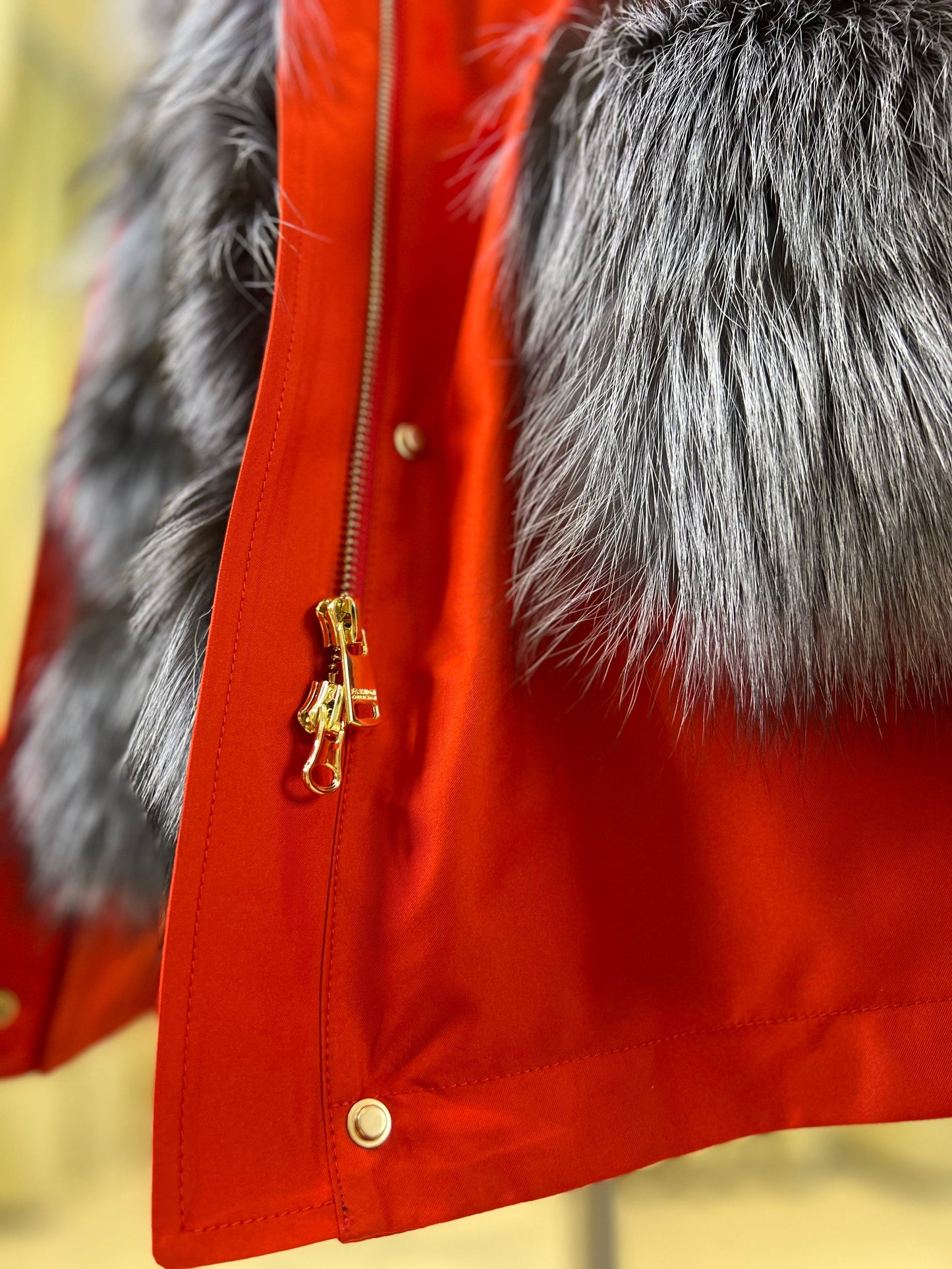 Parka Roma de piel auténtica de zorro plateado y conejo con aislamiento en color rojo