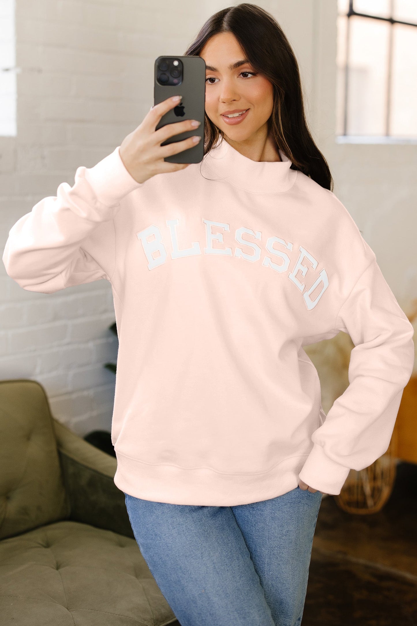 Sudadera extragrande de cuello alto rosa brillante con bordado "Blessed"