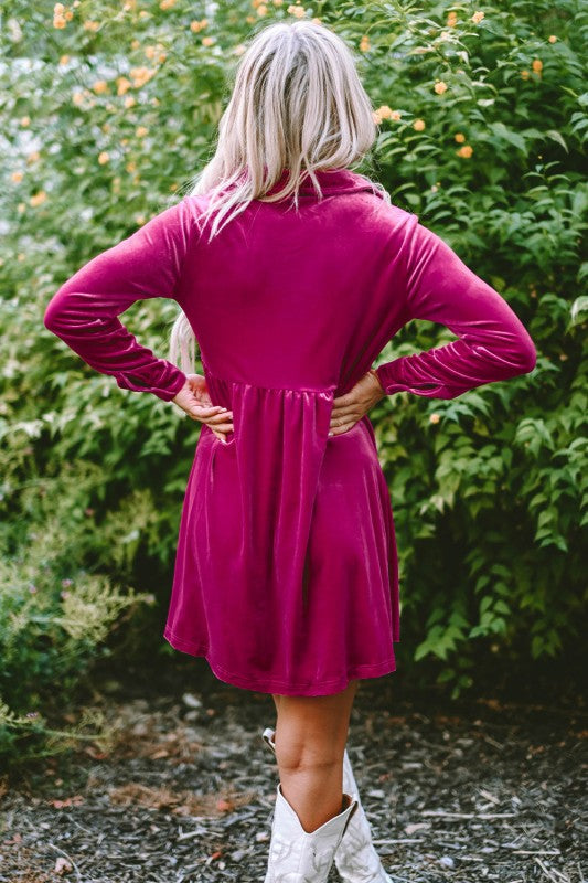 Vestido de terciopelo con botones, manga larga y volantes