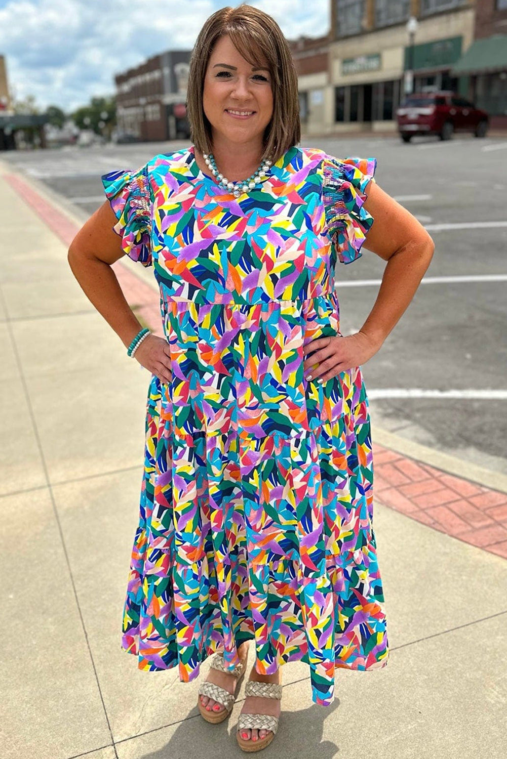 Vestido largo escalonado de talla grande con estampado abstracto azul y manga con volantes
