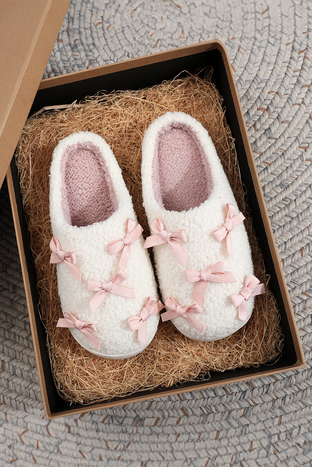 Pantufla afelpada blanca de casa con moño acanalado