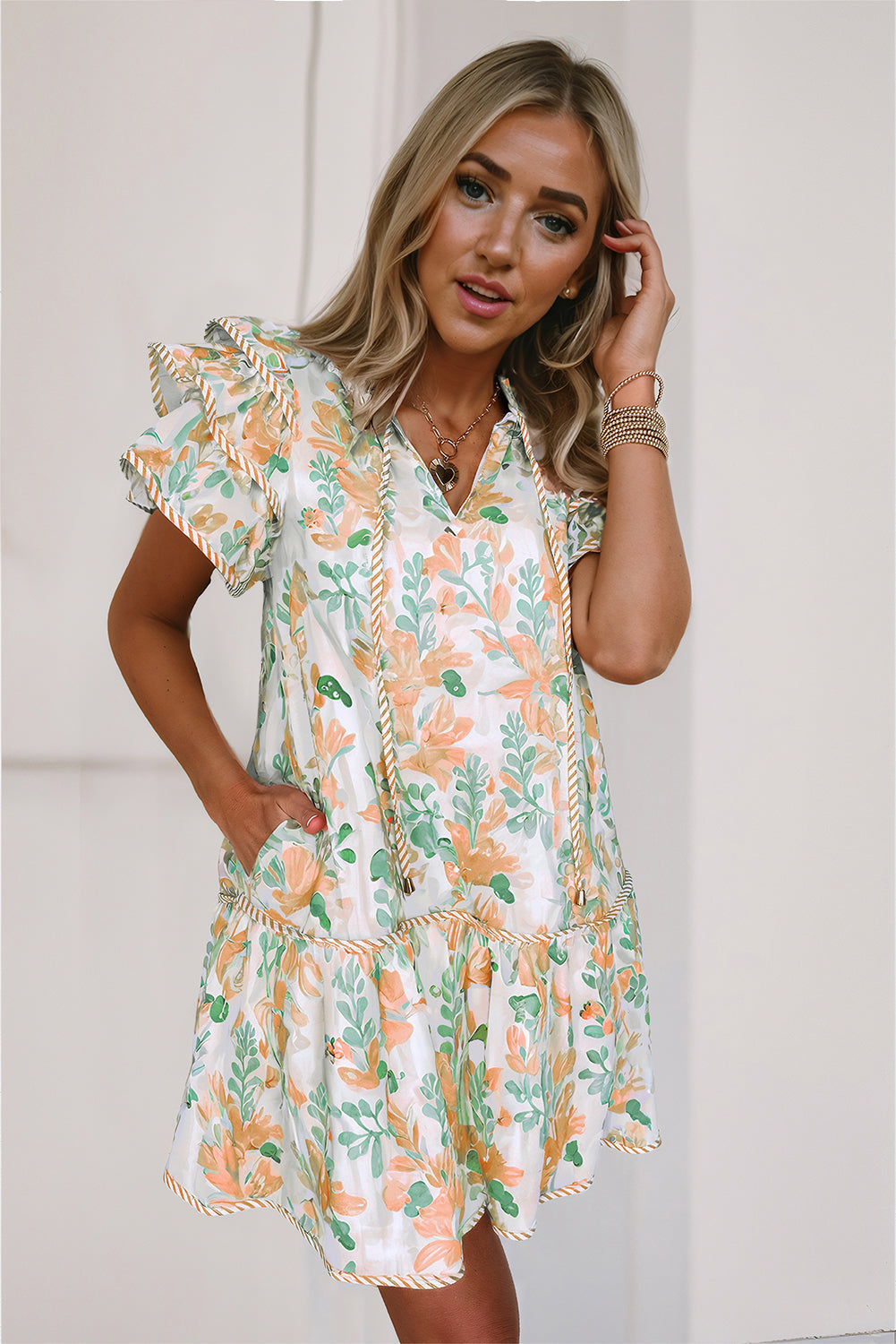 Minivestido con cuello anudado, manga con volantes en el borde en contraste y estampado floral azul cielo