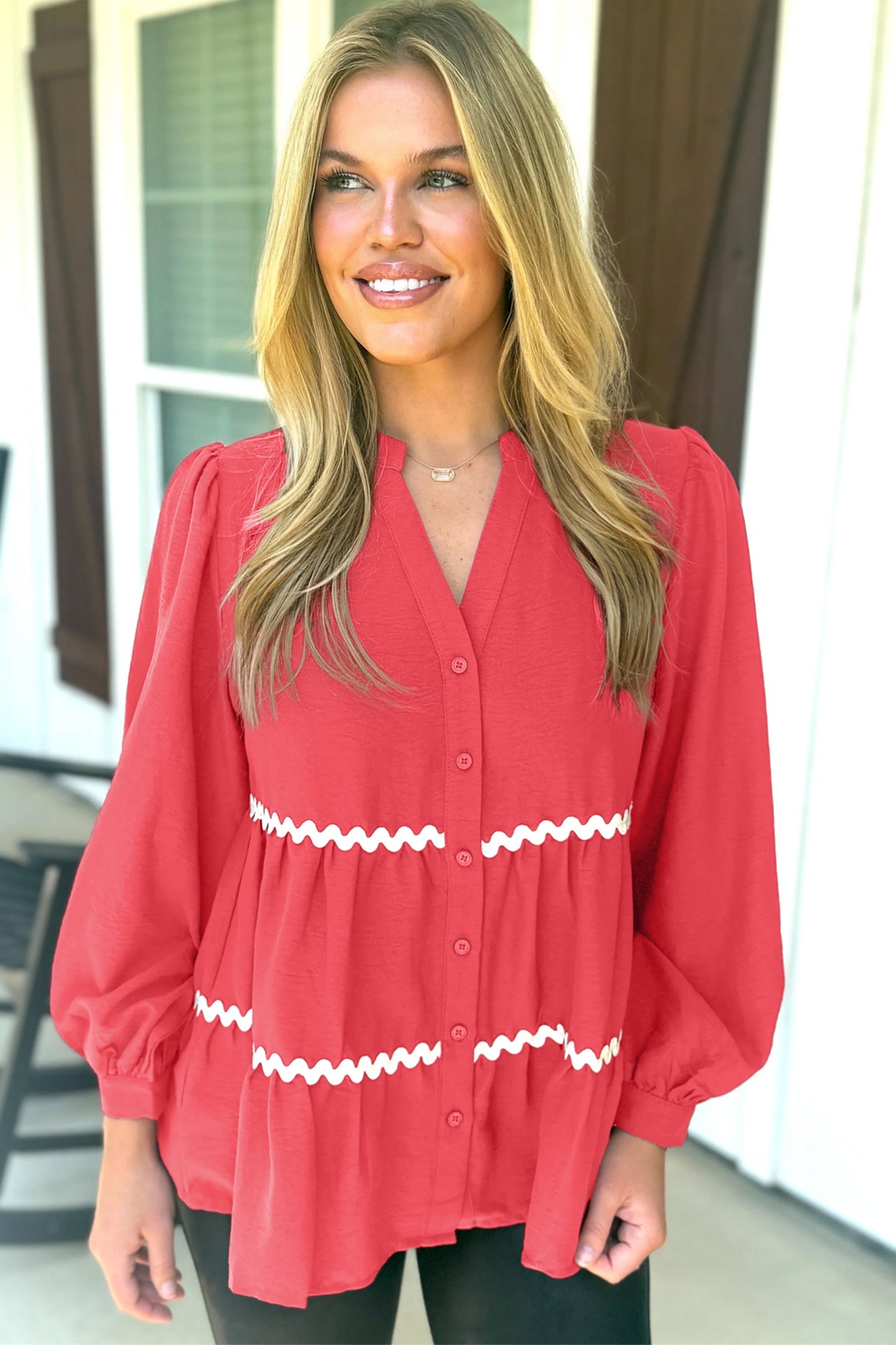 Camisa de manga larga con botones, cuello en V y ribete de ricrac en contraste color coral