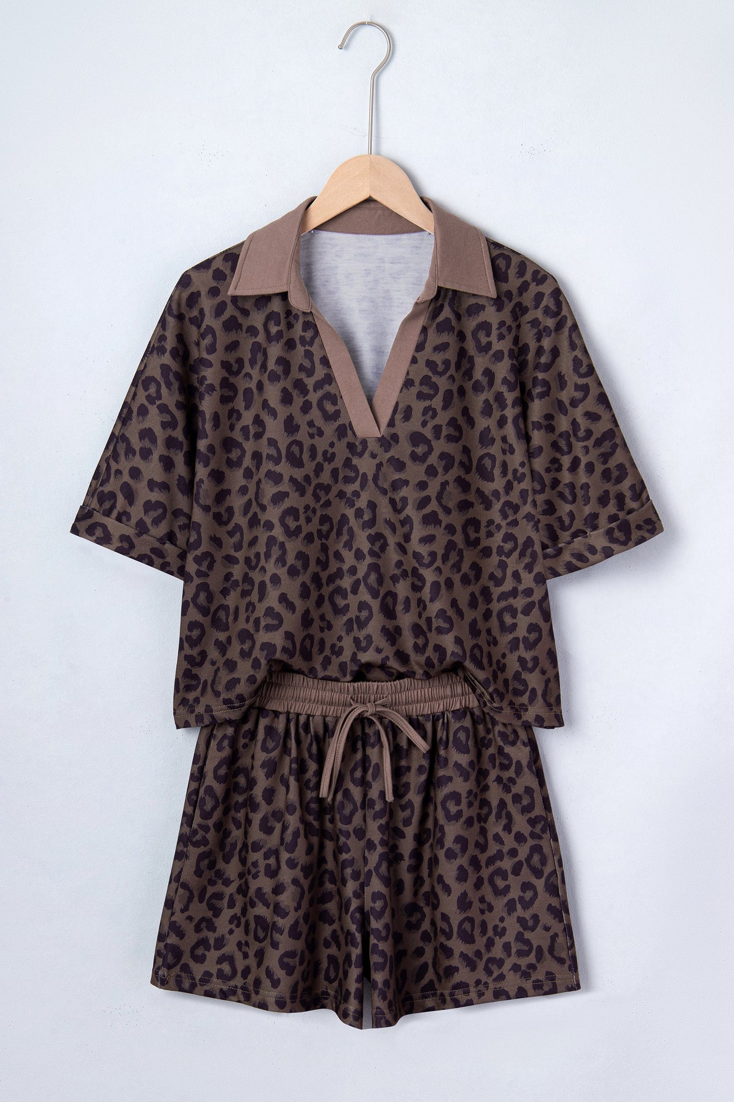 Conjunto corto de 2 piezas con cuello en V marrón y estampado de leopardo