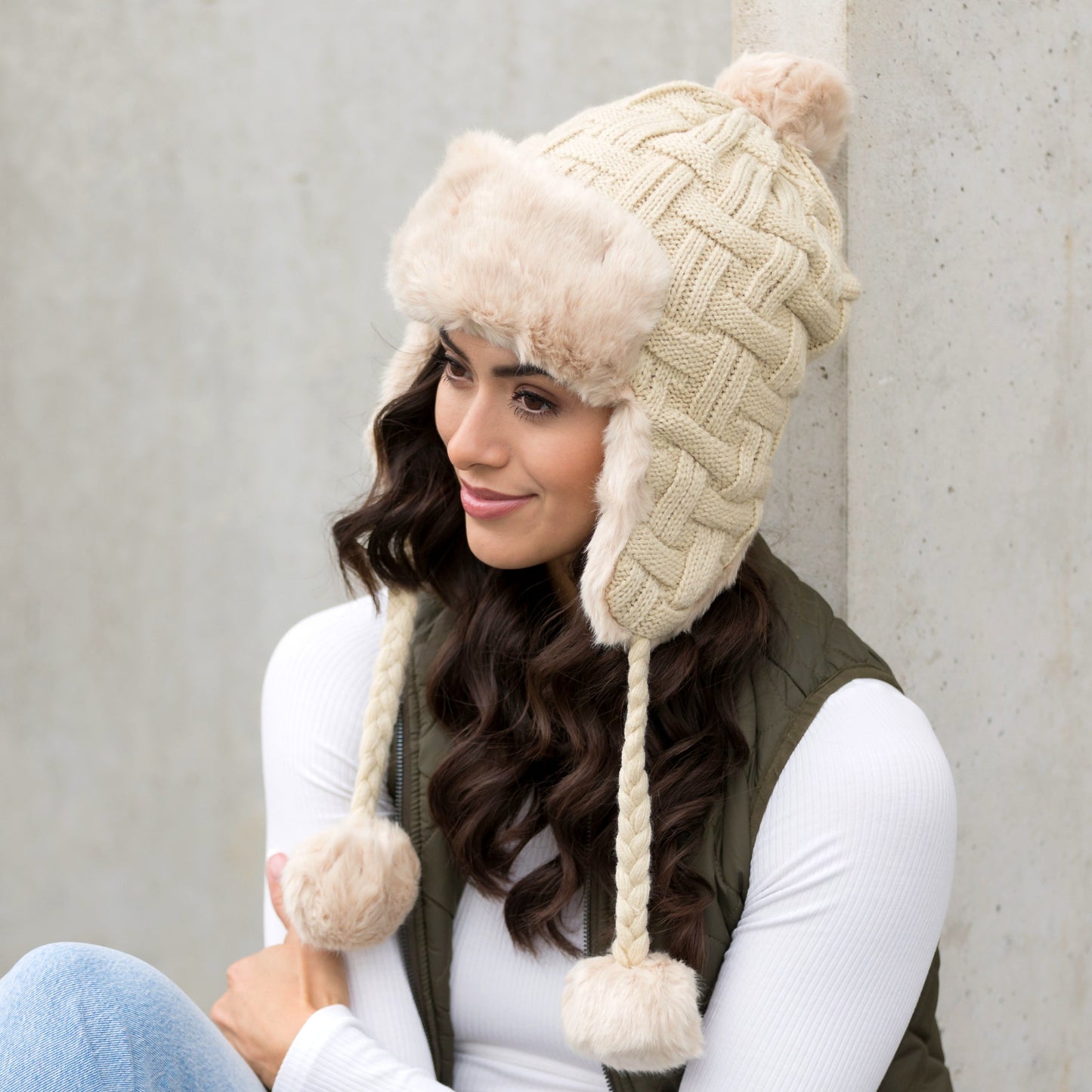 Gorro de trampero con pompón y tejido de ochos