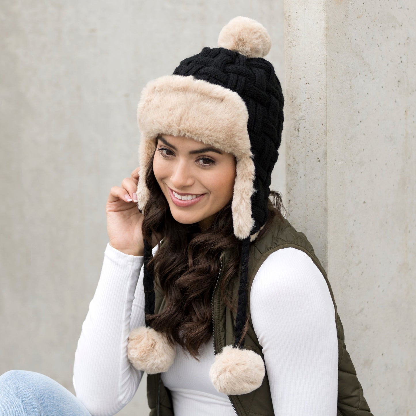 Gorro de trampero con pompón y tejido de ochos