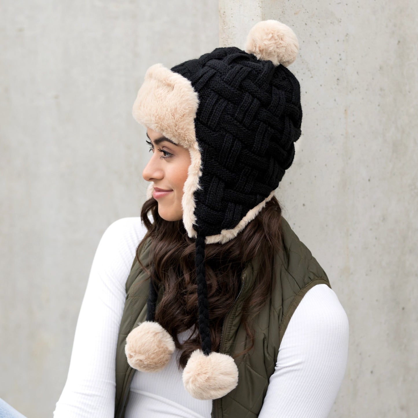 Gorro de trampero con pompón y tejido de ochos