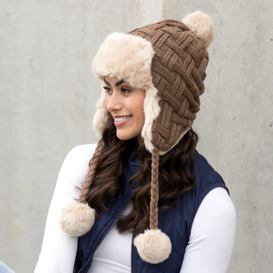 Gorro de trampero con pompón y tejido de ochos