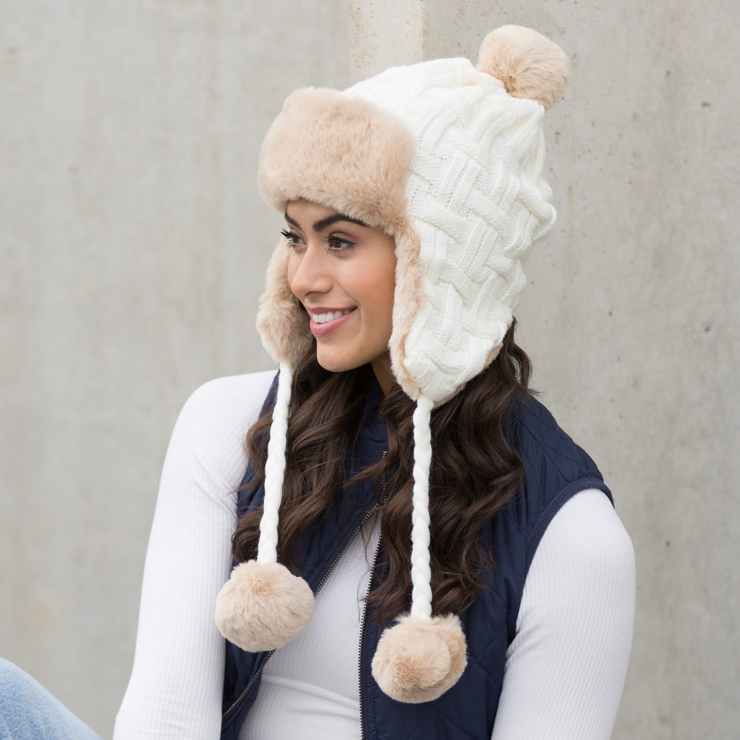 Gorro de trampero con pompón y tejido de ochos
