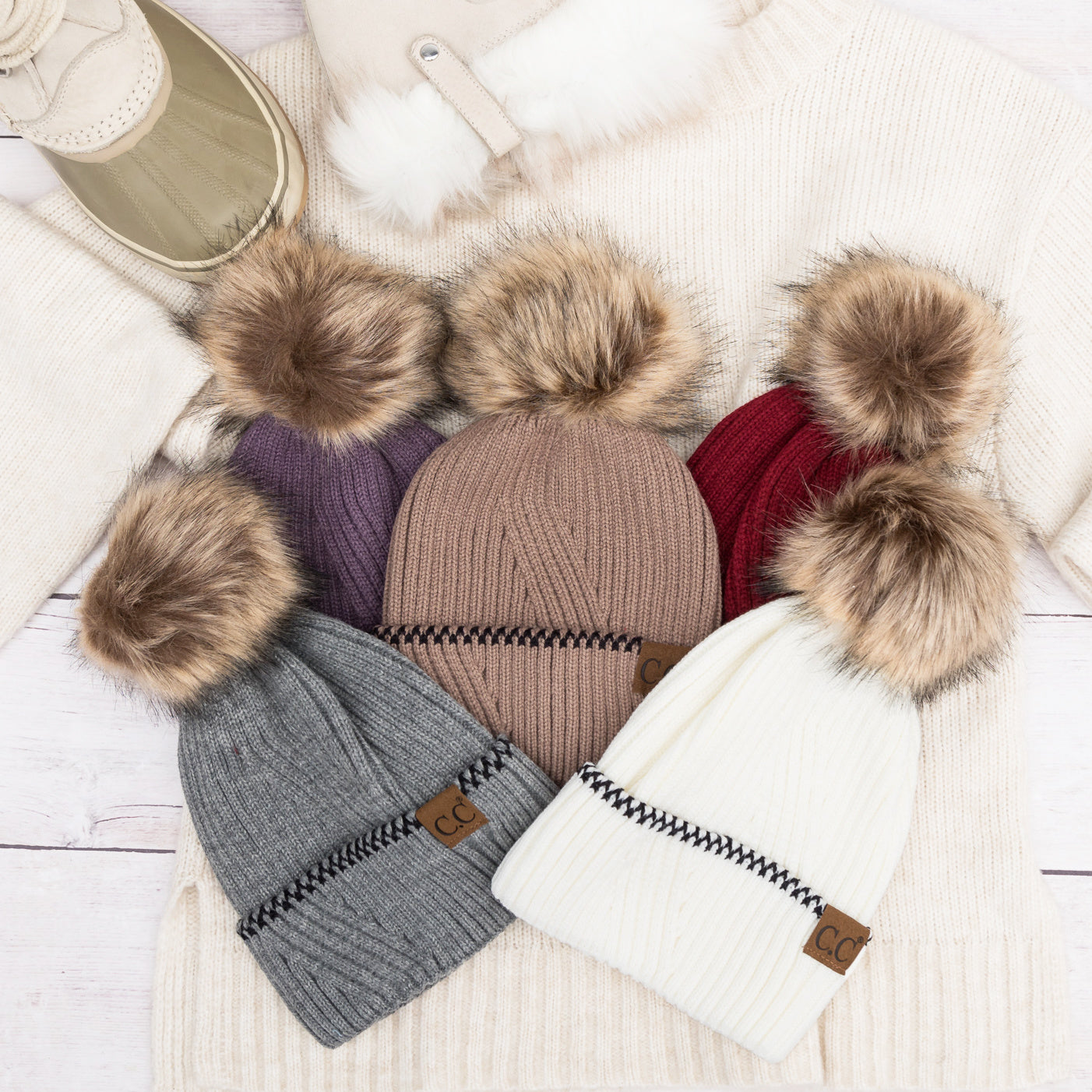 Gorro con pompón y puño de acento C.C®