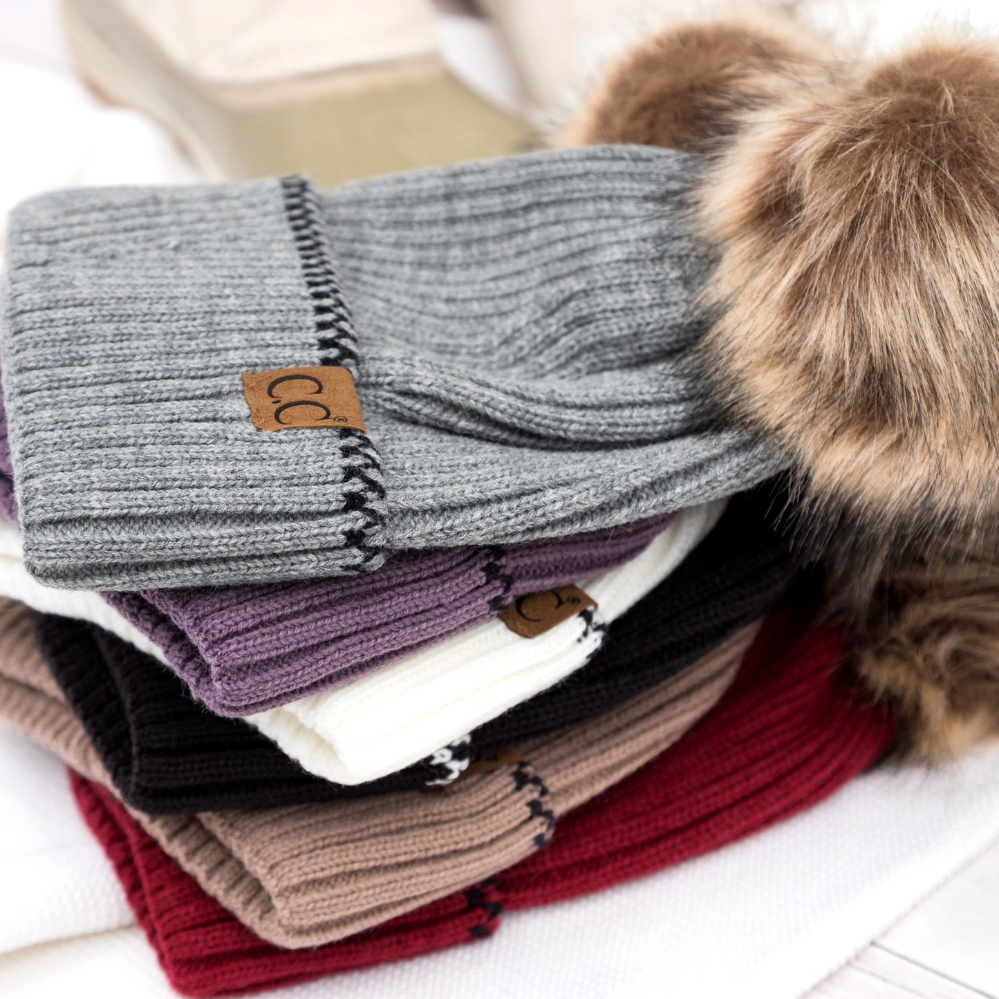 Gorro con pompón y puño de acento C.C®