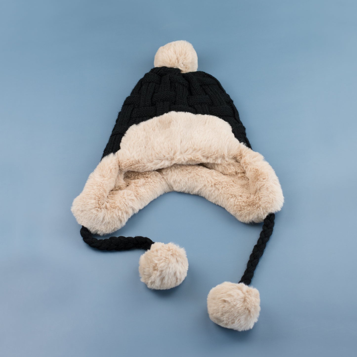 Gorro de trampero con pompón y tejido de ochos