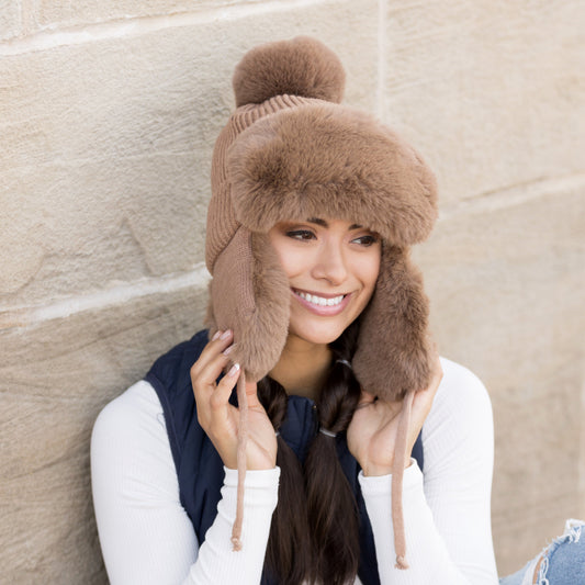 Gorro de trampero con pompón y diseño de canalé