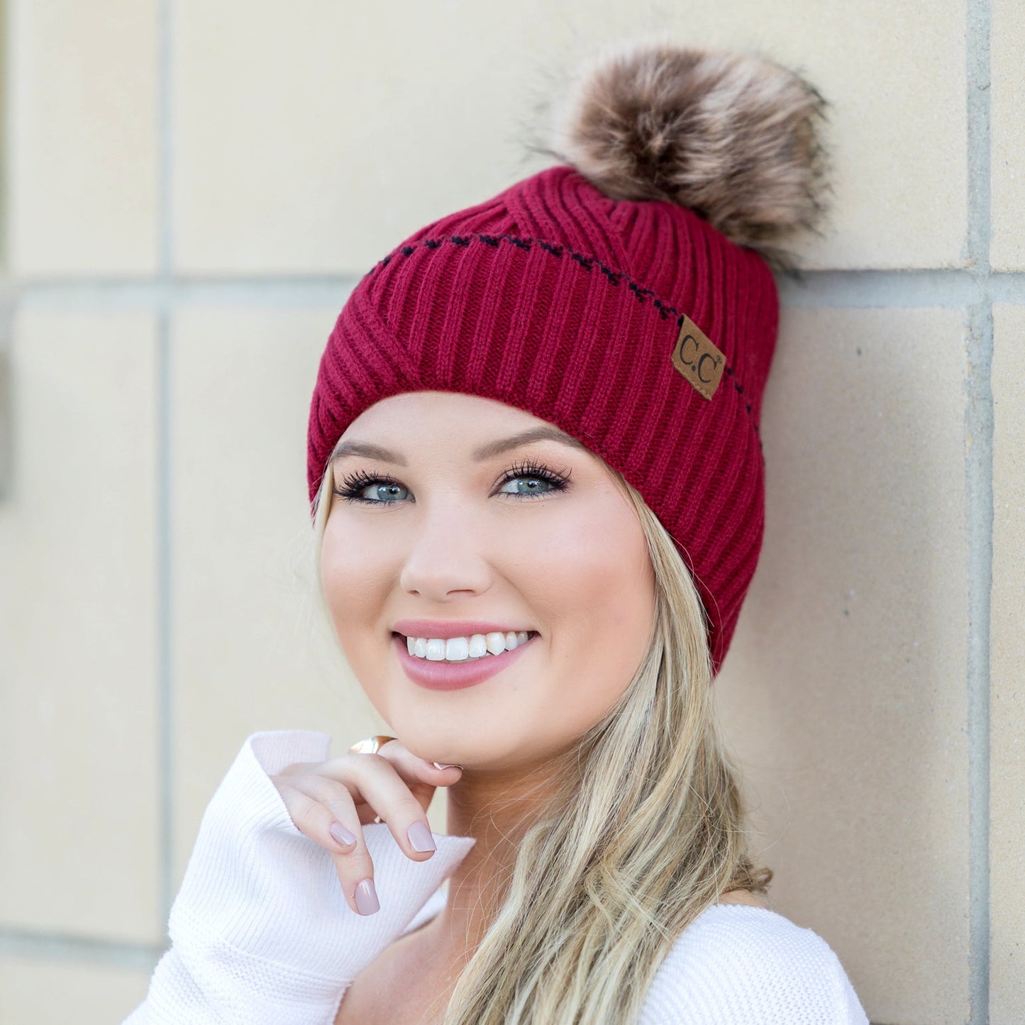 Gorro con pompón y puño de acento C.C®