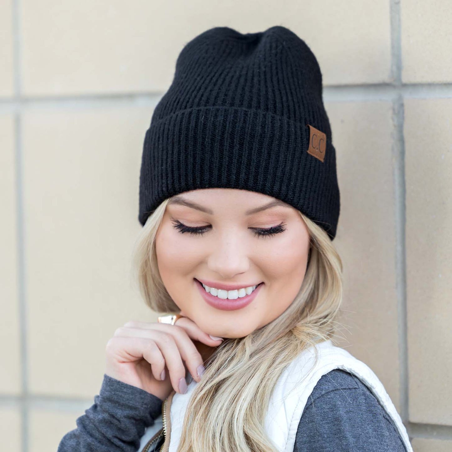 Gorro C.C® de Hilo Fino con Puño