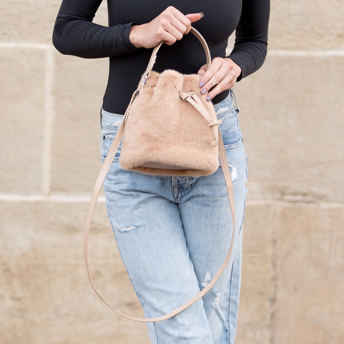 Bolso cruzado Elle convertible de felpa con asa superior