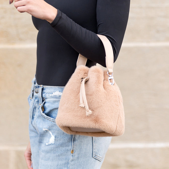 Bolso cruzado Elle convertible de felpa con asa superior
