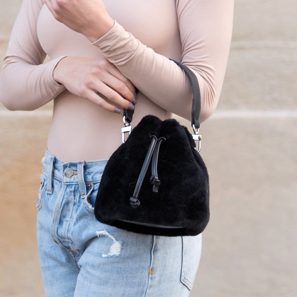 Bolso cruzado Elle convertible de felpa con asa superior