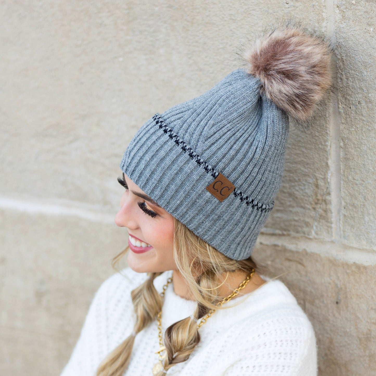 Gorro con pompón y puño de acento C.C®