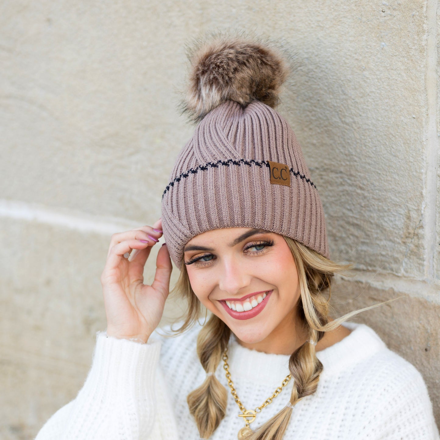 Gorro con pompón y puño de acento C.C®