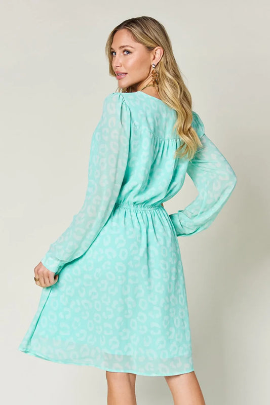 Vestido de manga larga con cuello de pico y frunces estampado Double Take de talla grande