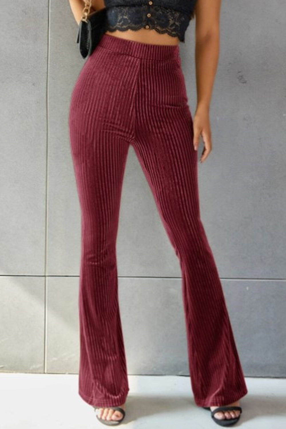 Pantalones acampanados de tiro alto acanalados