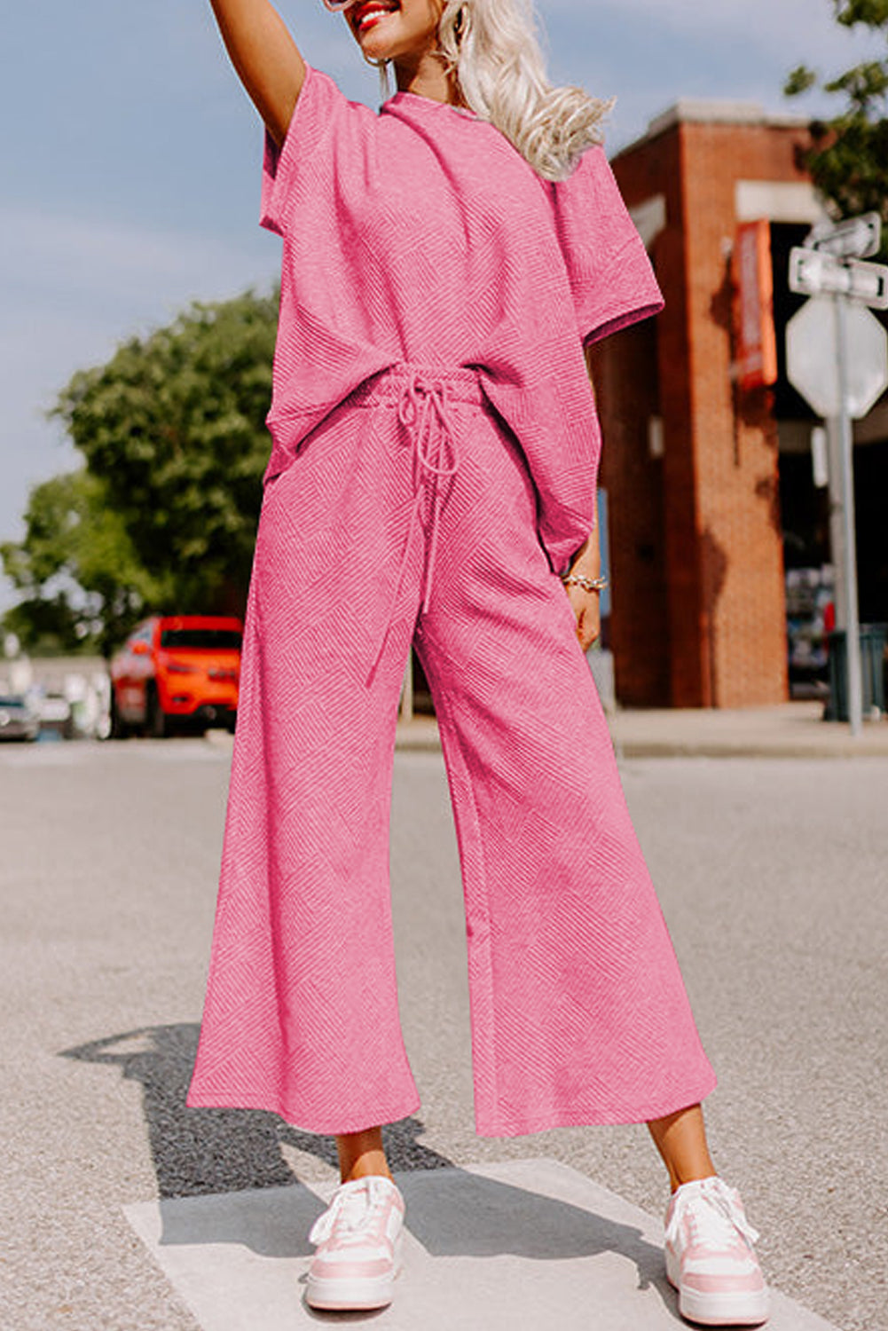 Conjunto de camiseta rosa fresa texturizada de corte holgado y pantalones con cordón