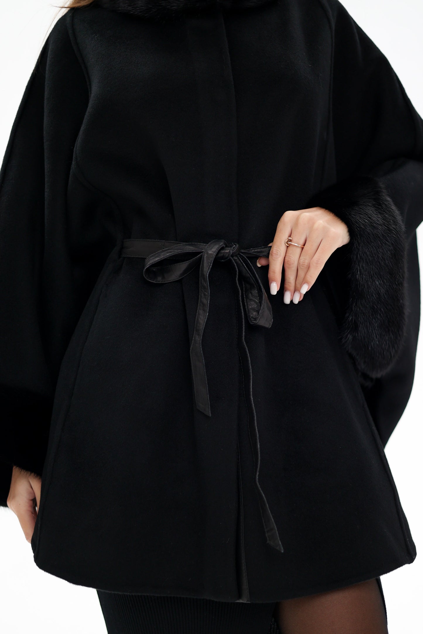 Poncho de lana de doble cara con piel de visón escandinavo auténtico