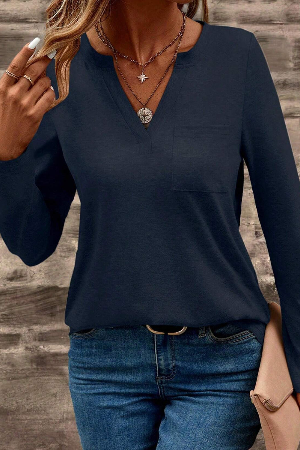 Camiseta de manga larga con cuello de pico, bolsillo y parche, color azul sucio