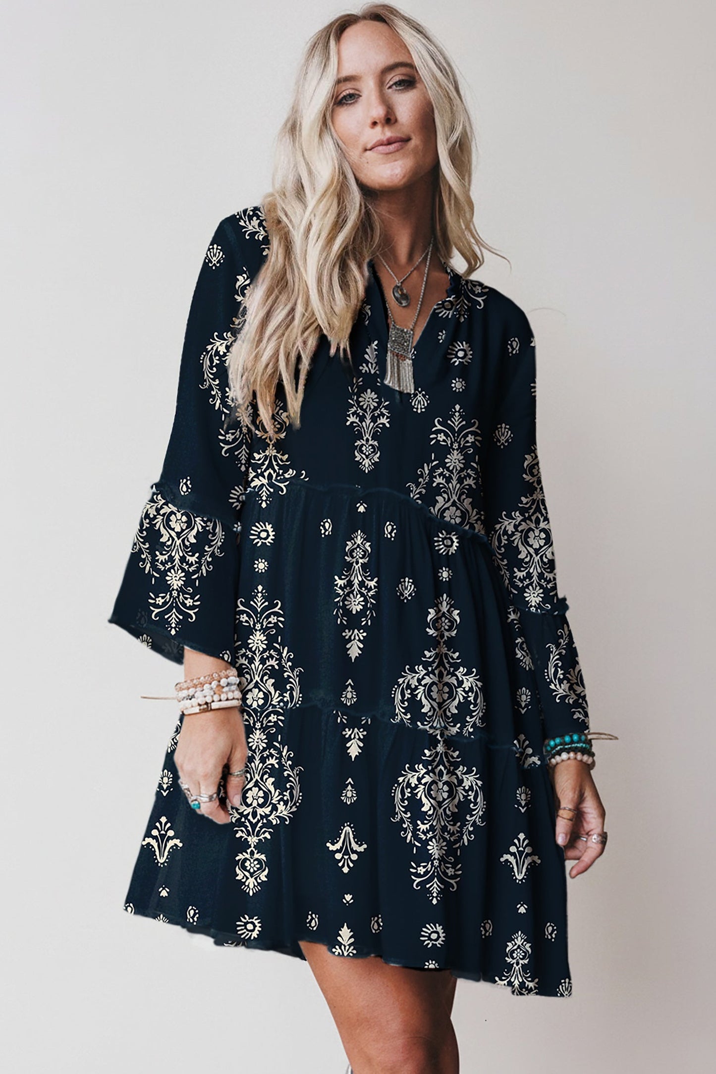 Minivestido azul bohemio con estampado floral, ribete de lechuga y manga 3/4