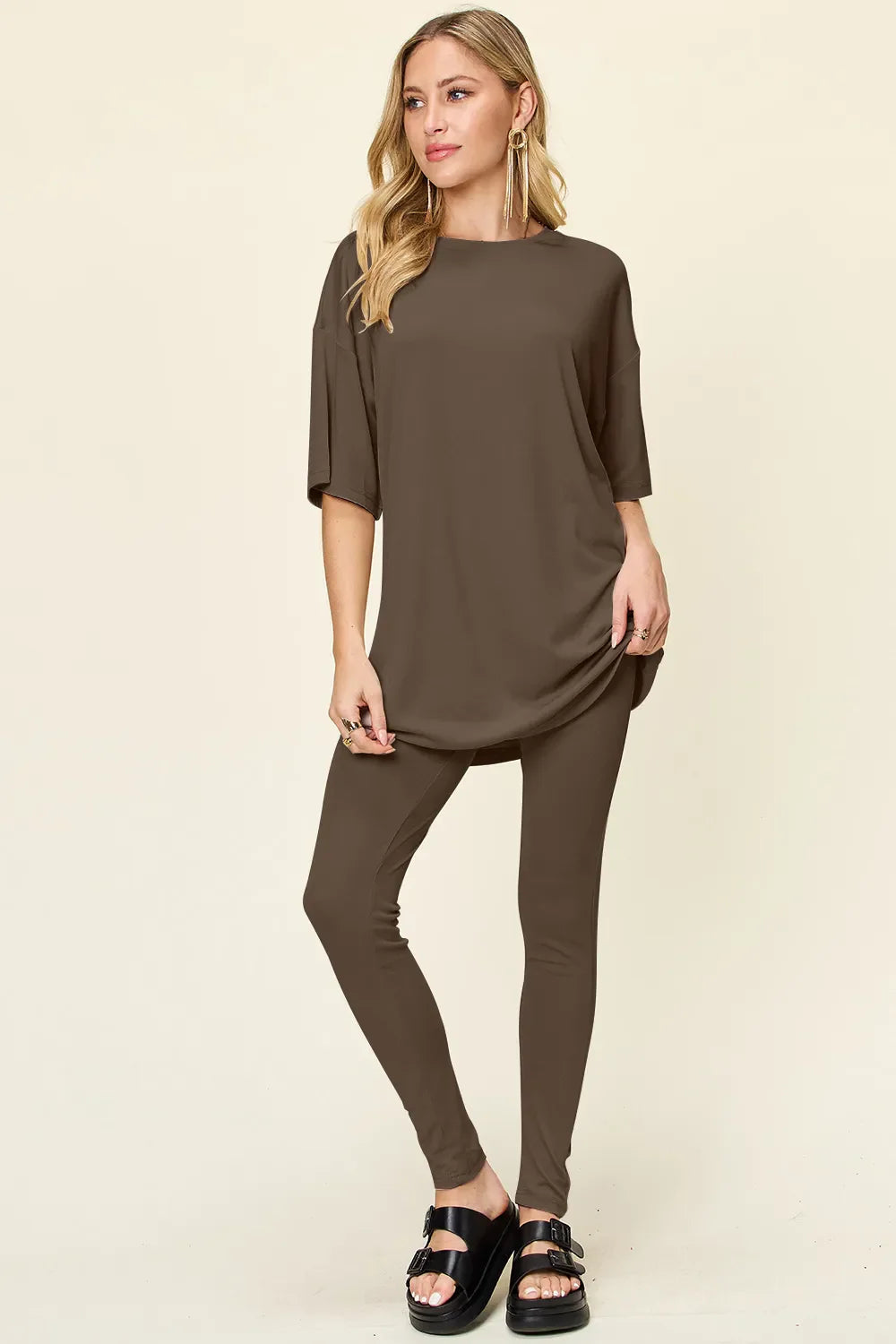 Conjunto de camiseta de manga caída con cuello redondo de tamaño completo y leggings Double Take