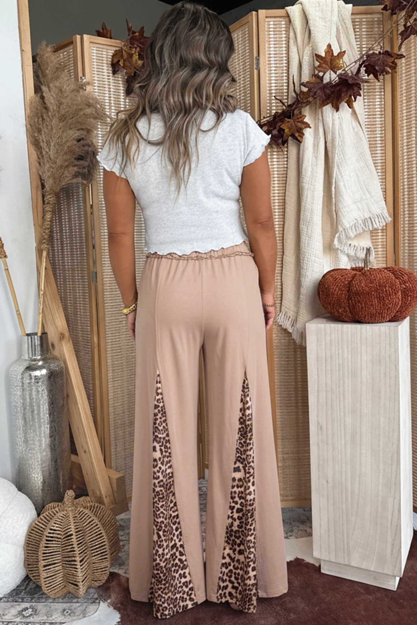 Pantalones de pernera ancha con estampado de leopardo de lavado mineral y color amarillo pajizo