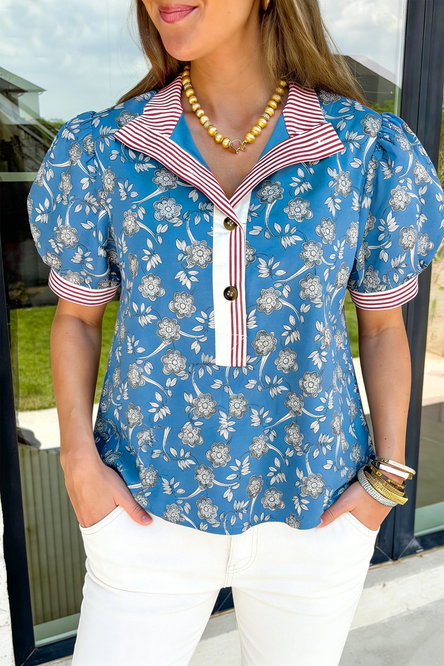 Blusa de manga corta con cuello abotonado, ribete a rayas y estampado floral retro azul