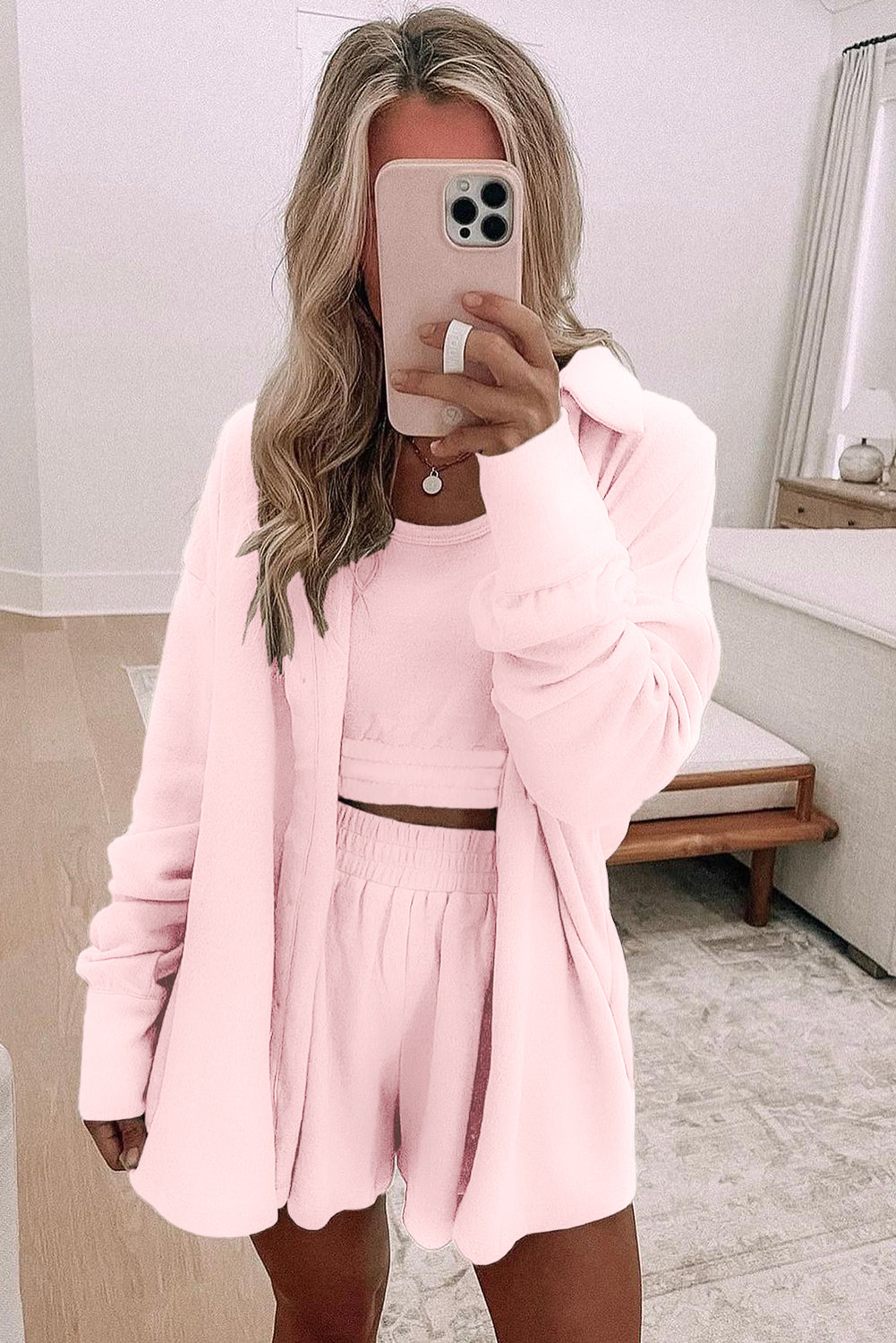 Conjunto de pijama de 3 piezas: top corto gris fruncido en el dobladillo, shorts sueltos y cárdigan