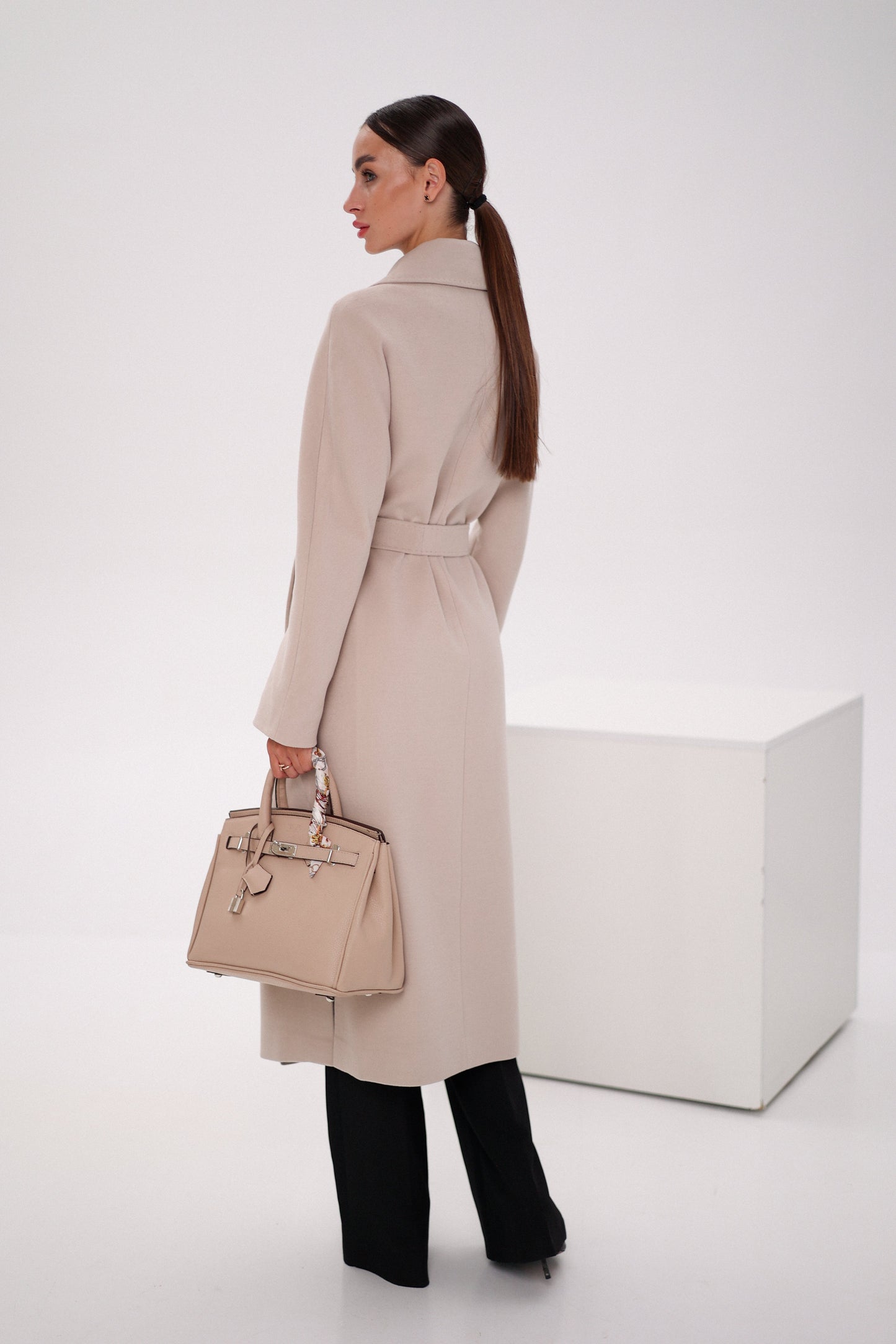 Abrigo envolvente de lana y cachemira Cambridge Comfort en color nude