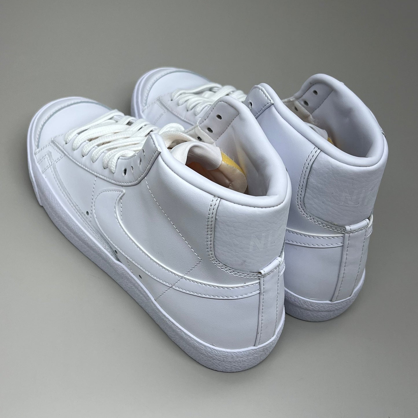 NIKE Blazer Mid 77' Zapatillas de corte alto Talla de mujer 10 Hombre 8.5 Blanco y Melocotón CZ1055-117