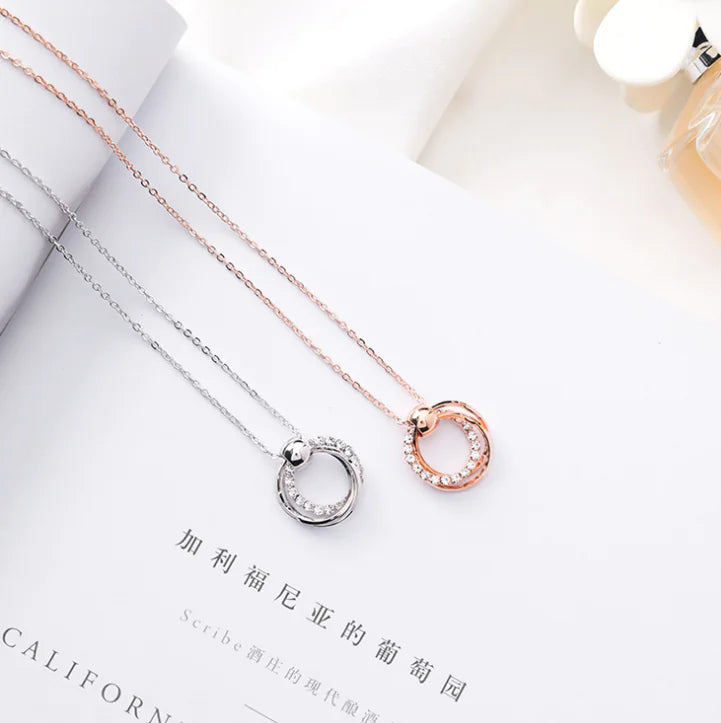 Juego de pendientes y collar de círculo de diamantes brillantes