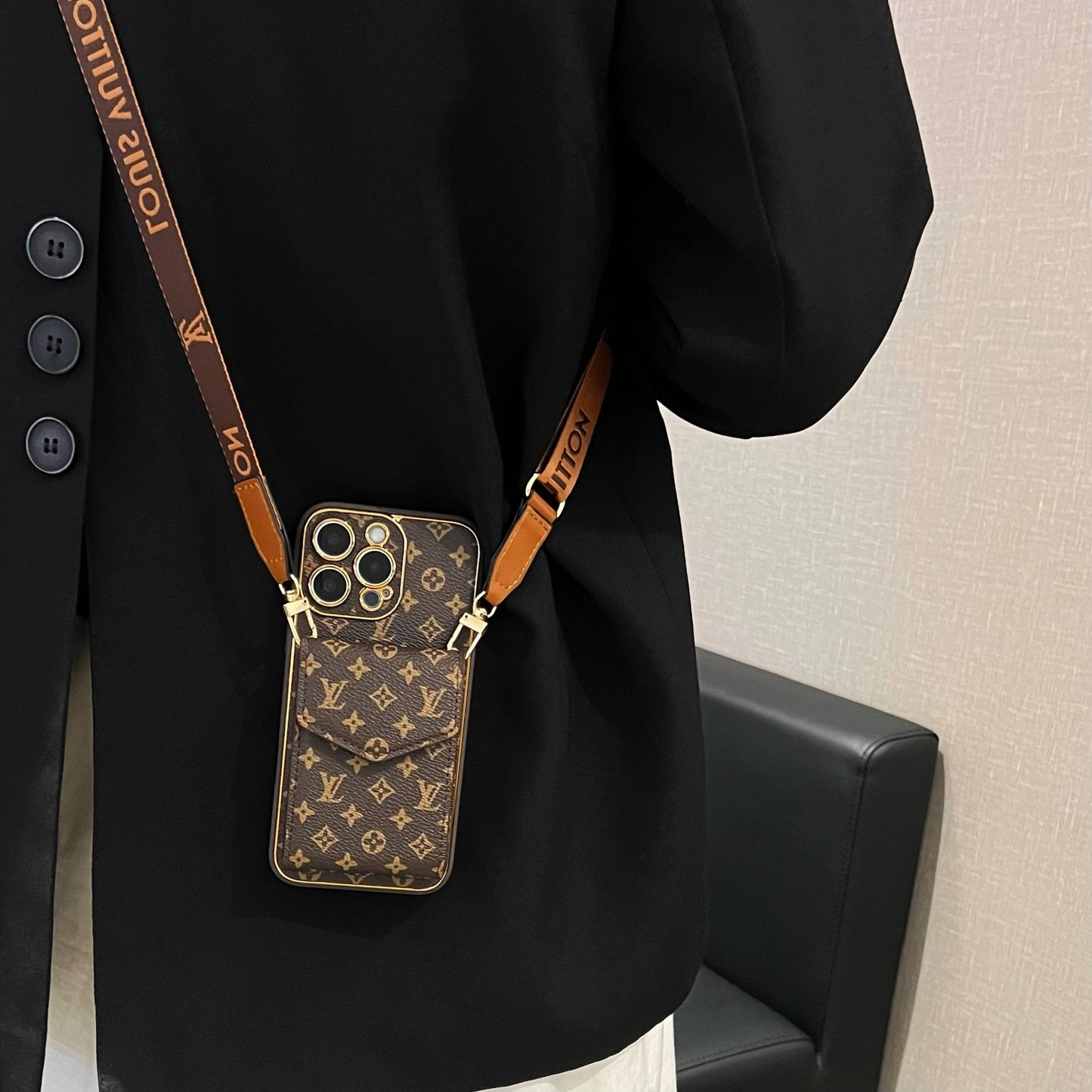 Elegante Funda Multifuncional para iPhone con Estampado LV - con Correa de Cadena, Soporte y Ranuras para Tarjetas
