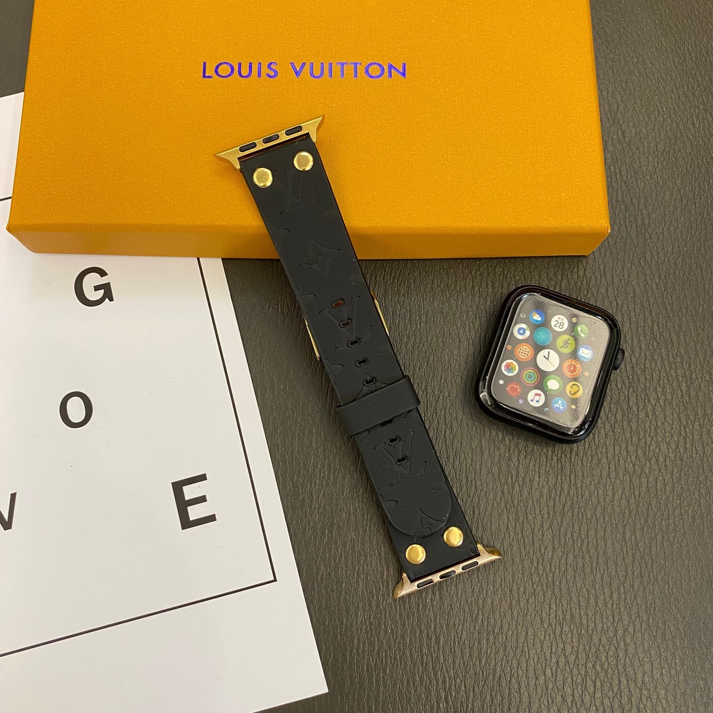 Pulsera de repuesto Apple con remaches decorativos y monograma en relieve WATCH BANDS
