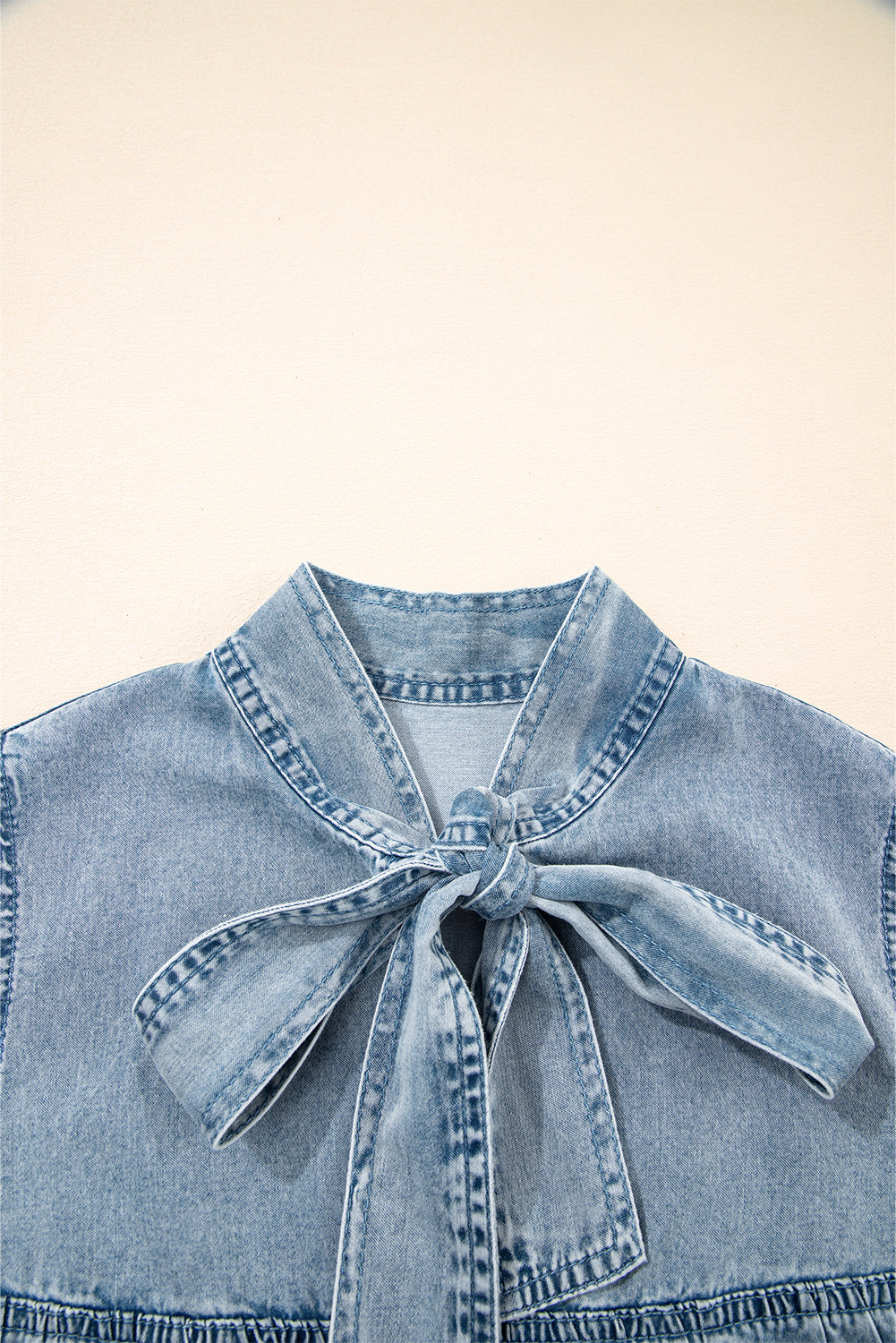 Vestido chambray sin mangas con cuello de lazo de color verde azulado y volantes