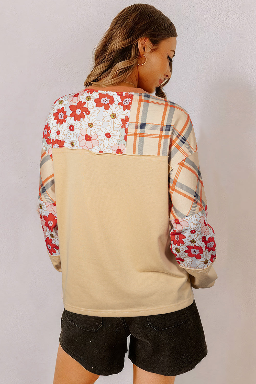 Top informal de patchwork a cuadros con estampado floral en pergamino
