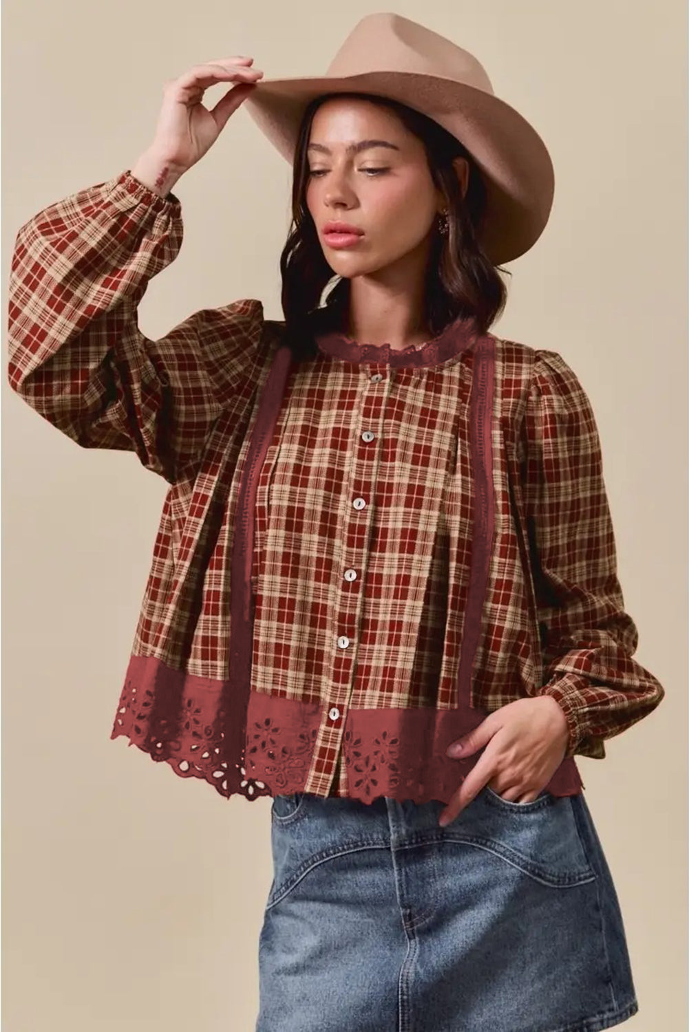 Camisa suelta de manga larga con botones, ribete de encaje calado a cuadros y dalia roja