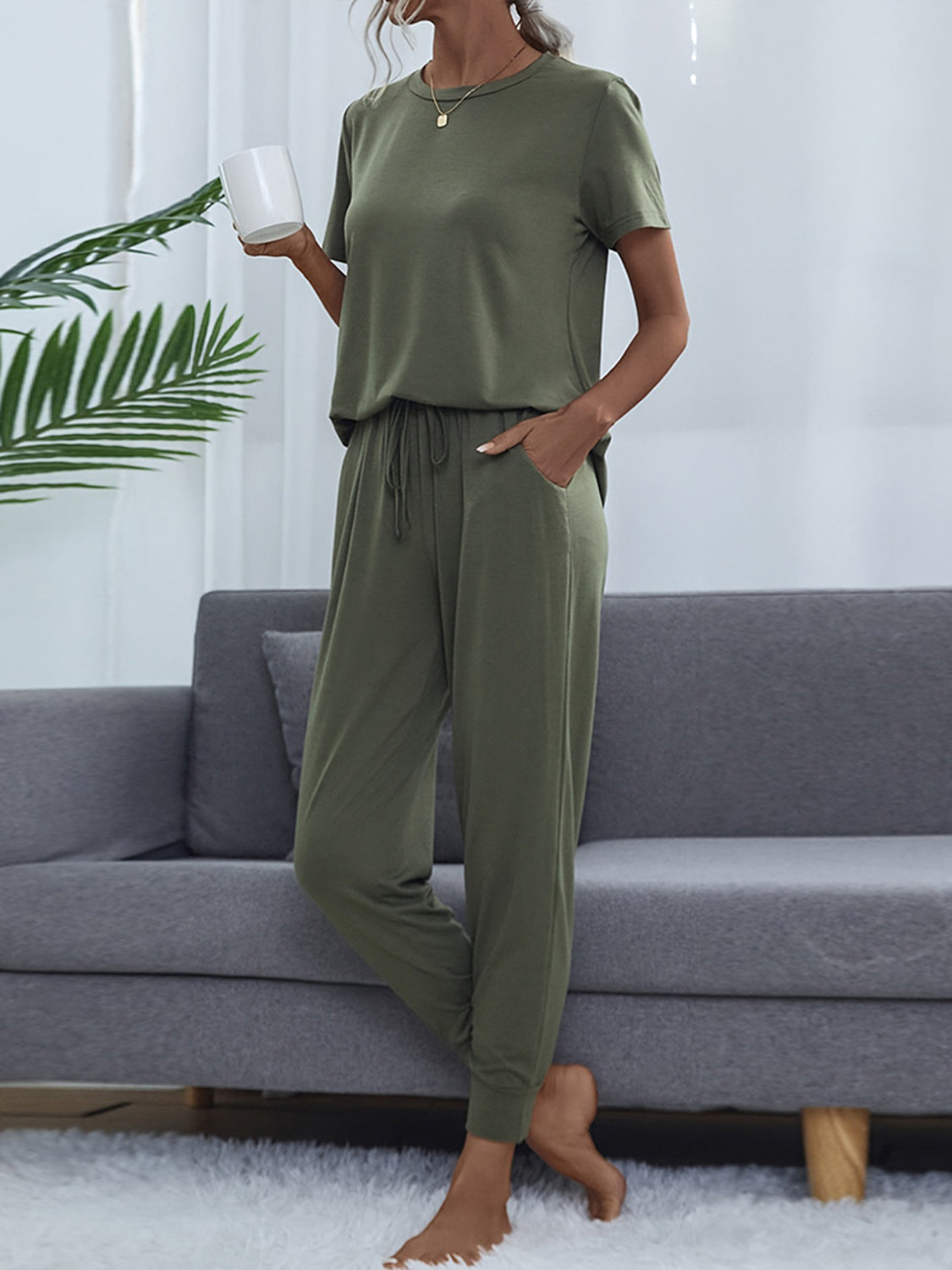 Conjunto de top y pantalón de manga corta con cuello redondo brillante