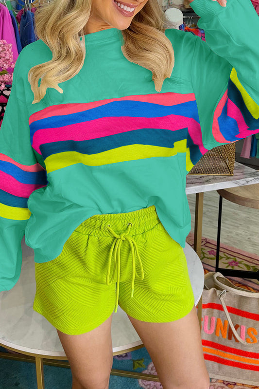 Camiseta de manga larga con rayas de colores y detalles verdes