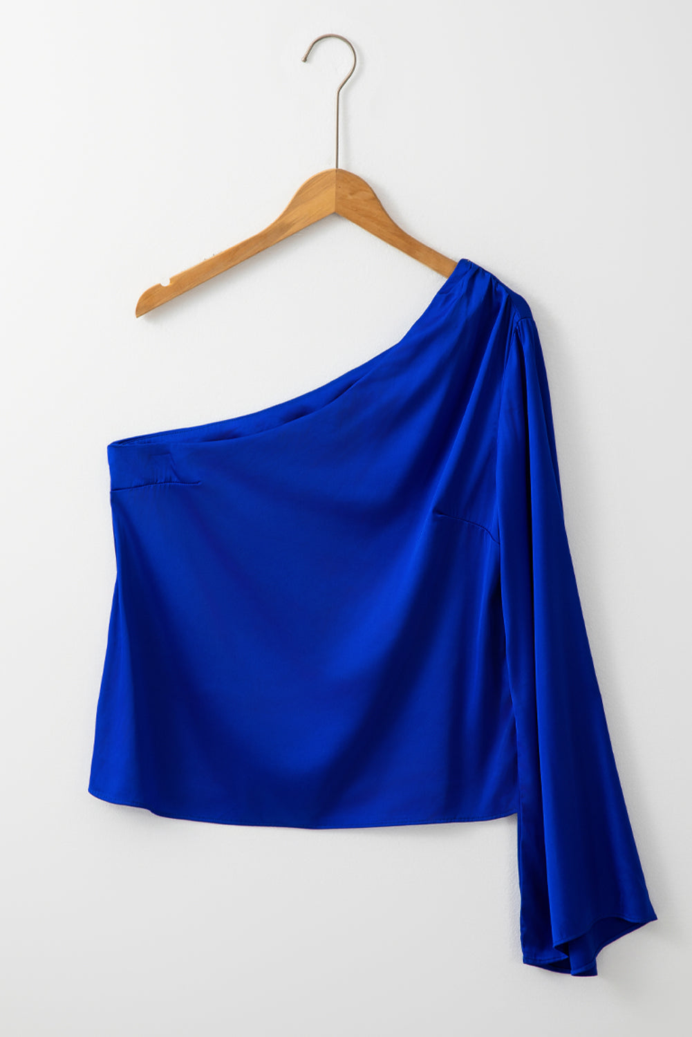Blusa de satén asimétrica azul oscuro con una manga acampanada y un hombro al descubierto