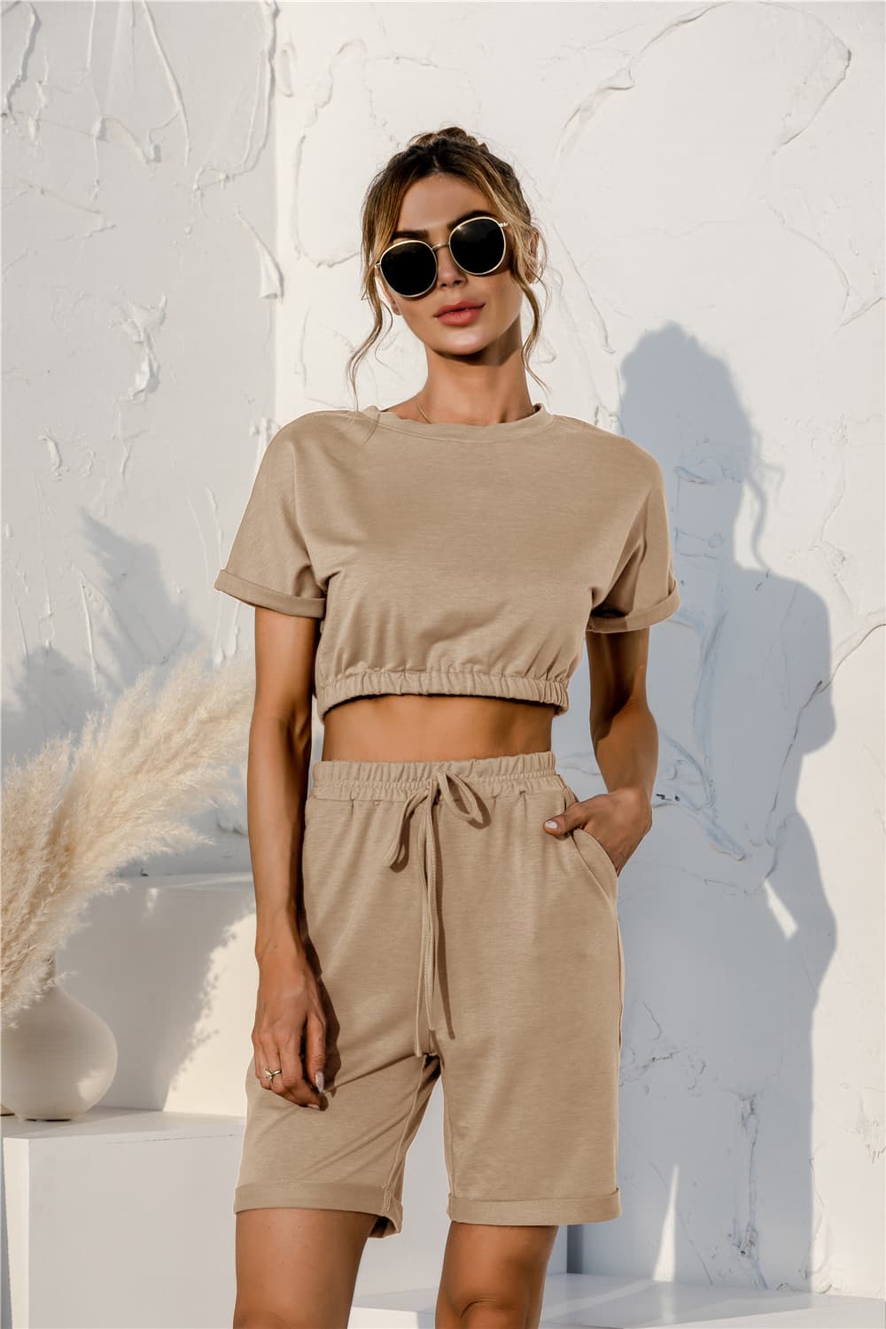 Conjunto de top corto de manga corta y shorts con cordón para estar en casa