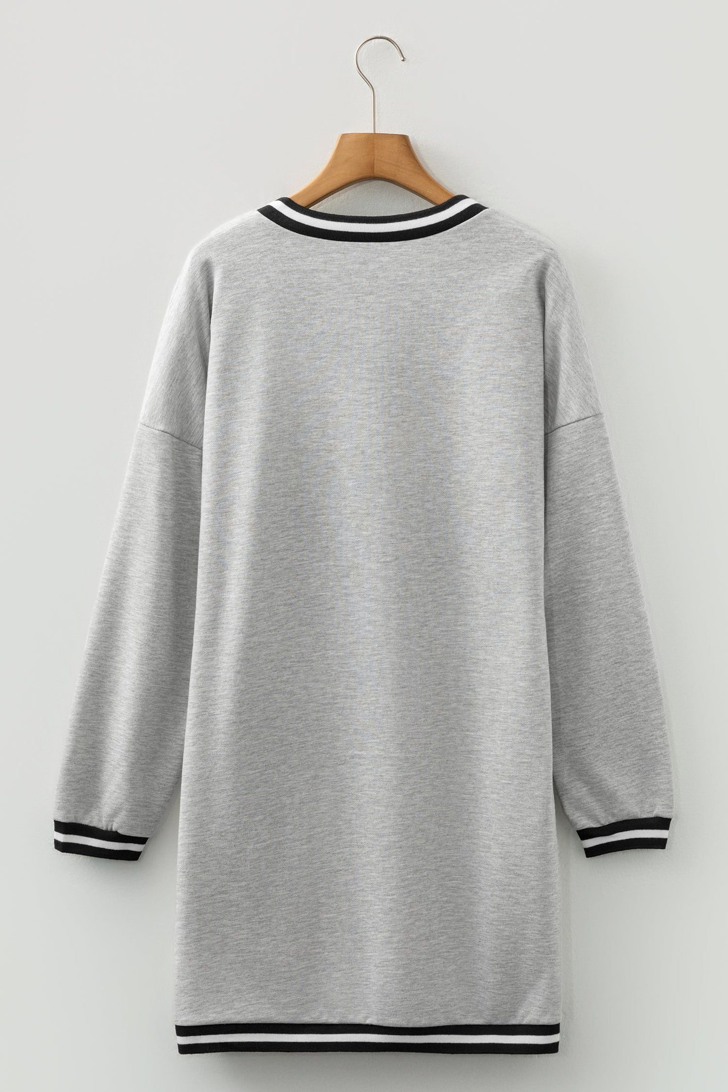 Vestido Camiseta Preppy de Manga Larga con Cuello en V y Ribete Rayado Gris Claro