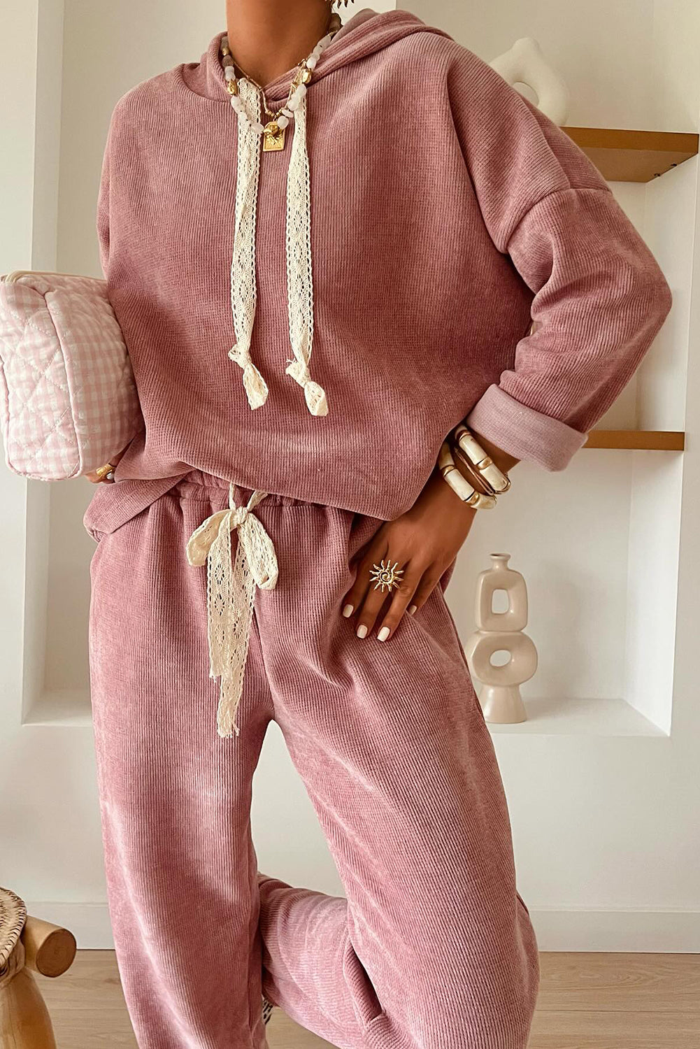 Sudadera con capucha y cordón gris humo y traje de pana de pantalón de talle alto